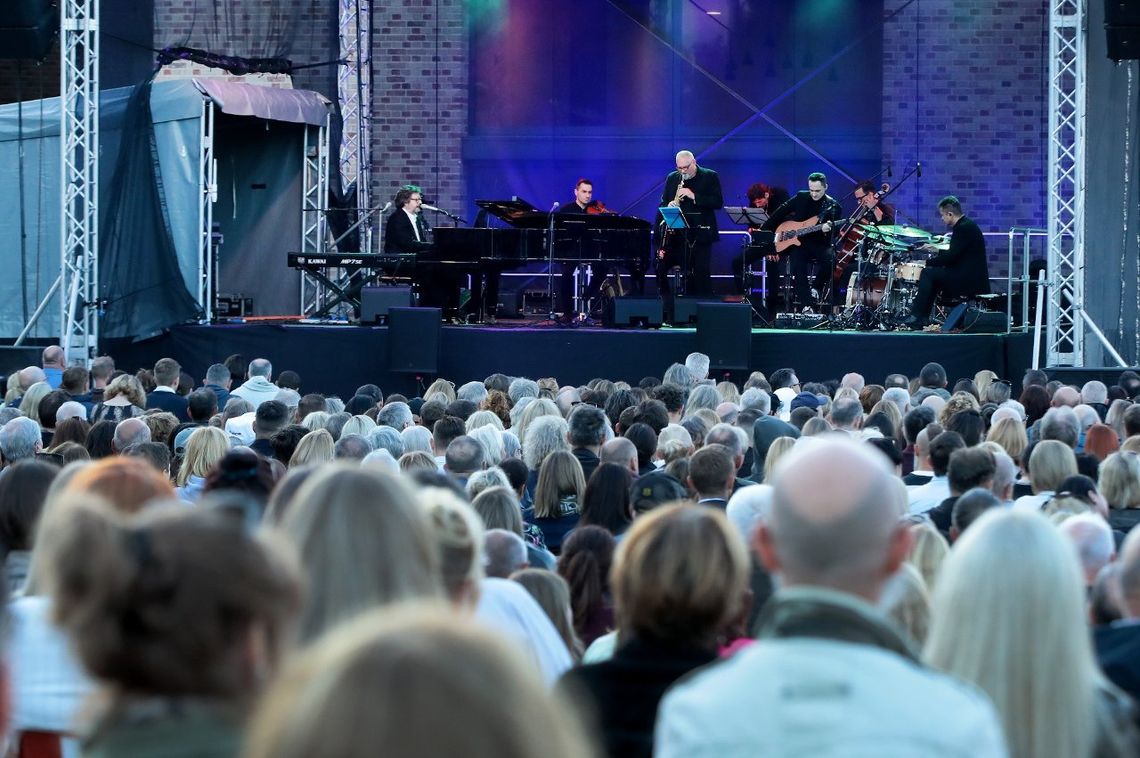 Raz Dwa Trzy świętuje 35-lecie w Winnicy Turnau. Przed nami jedyny taki koncert w regionie! Raz Dwa Trzy świętuje 35-lecie w Winnicy Turnau. Przed nami jedyny taki koncert w regionie!