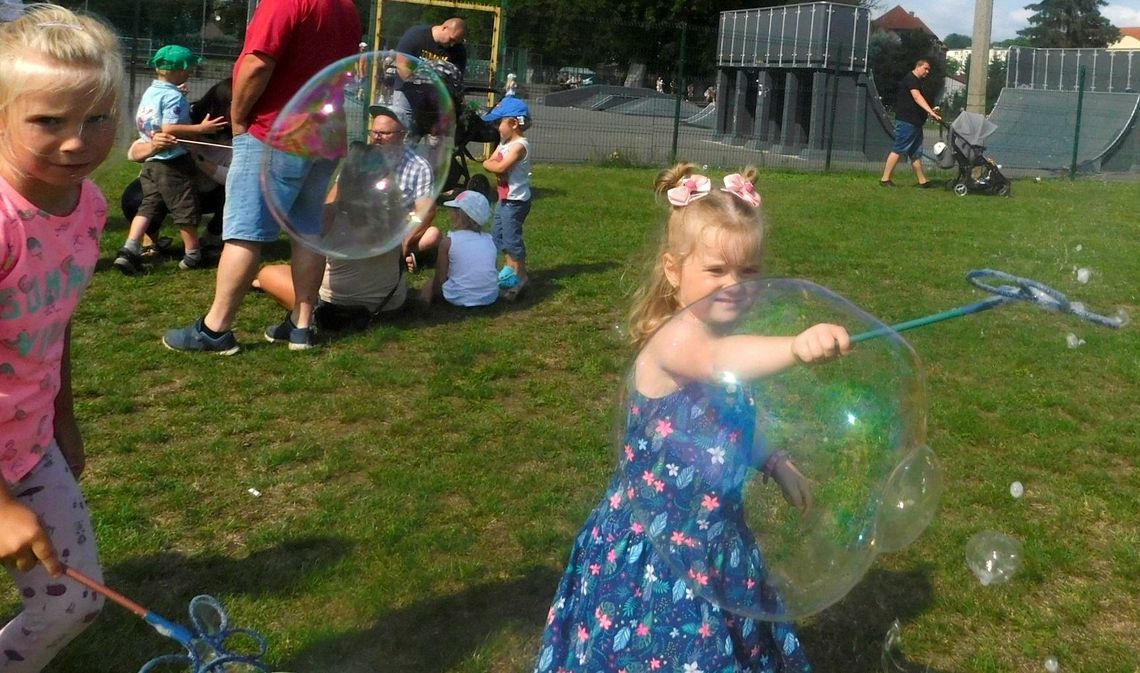 Razem z wiatrem dzieci goniły mydlane bańki [FOTO]