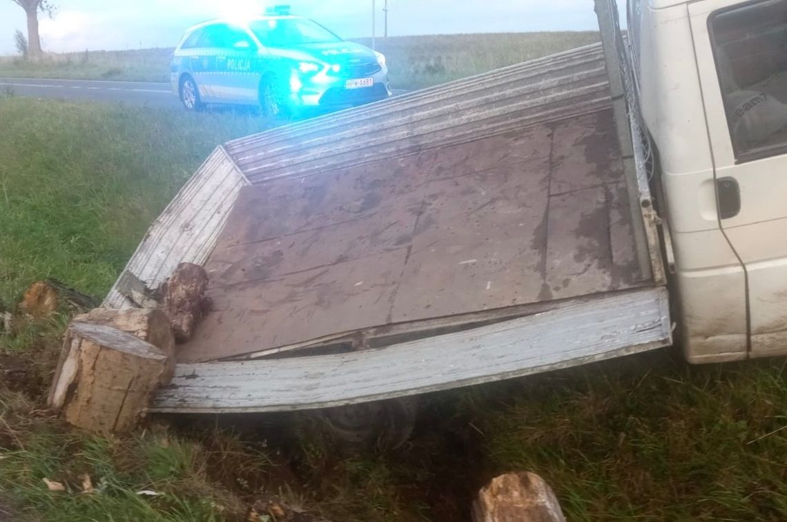 Recydywista wjechał do rowu i zniknął. Jak odnaleźli go policjanci?