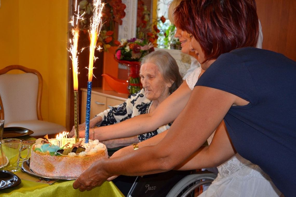 Regina Tymoszewicz dostała kwiaty i list od premier Beaty Szydło Regina Tymoszewicz dostała kwiaty i list od premier Beaty Szydło