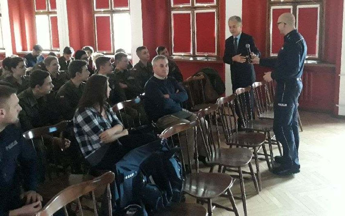 Reklamowali mapę zagrożeń i zachęcali do wstąpienia w szeregi policji Reklamowali mapę zagrożeń i zachęcali do wstąpienia w szeregi policji