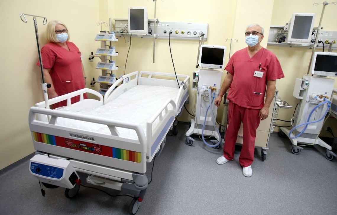 Rekordowy w Polsce i powiecie poniedziałek. Łóżek w szpitalach coraz mniej Rekordowy w Polsce i powiecie poniedziałek. Łóżek w szpitalach coraz mniej