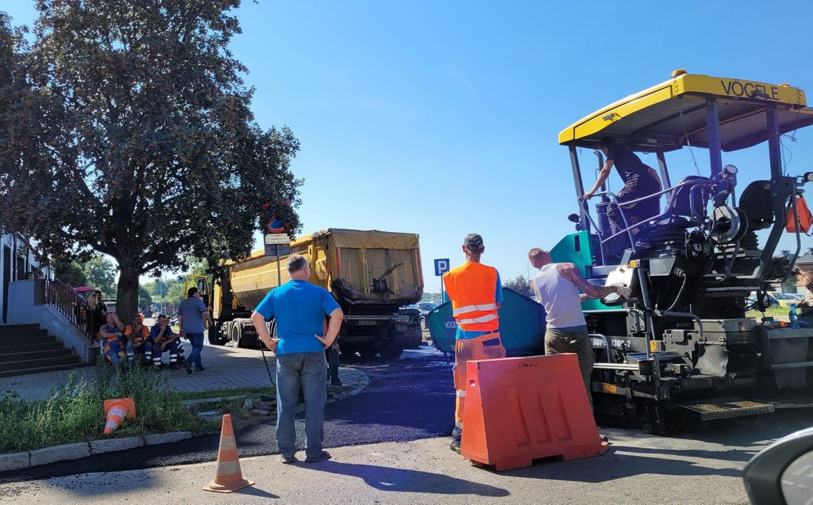Remontują nawierzchnię jezdni po latach zaniedbań [FOTO]