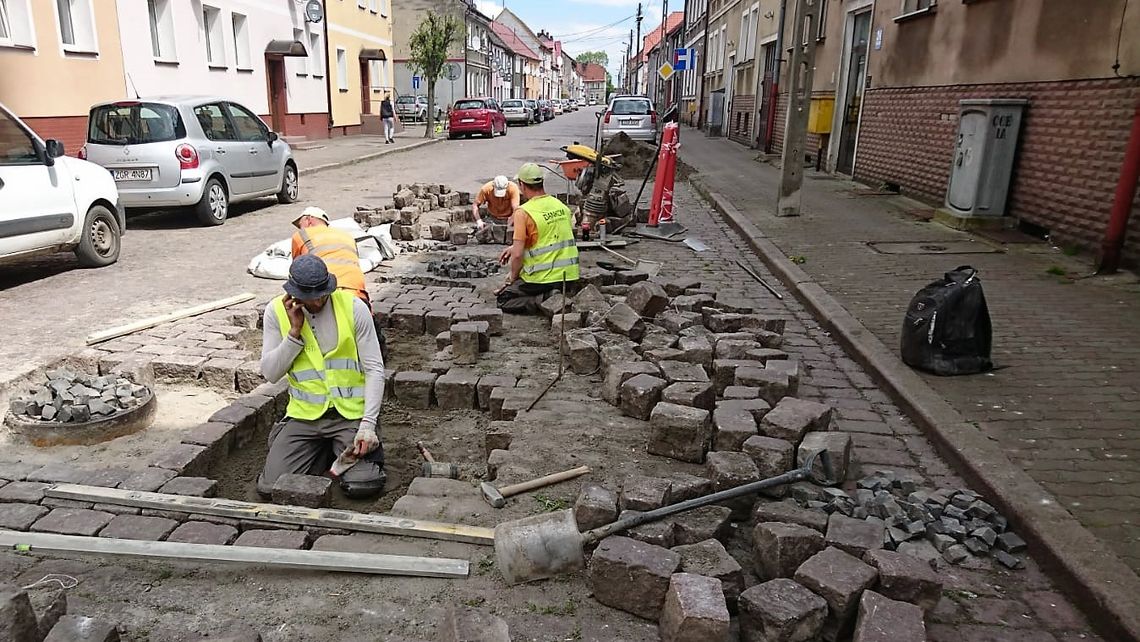 Remontują w mieście ulicę z kamiennej kostki