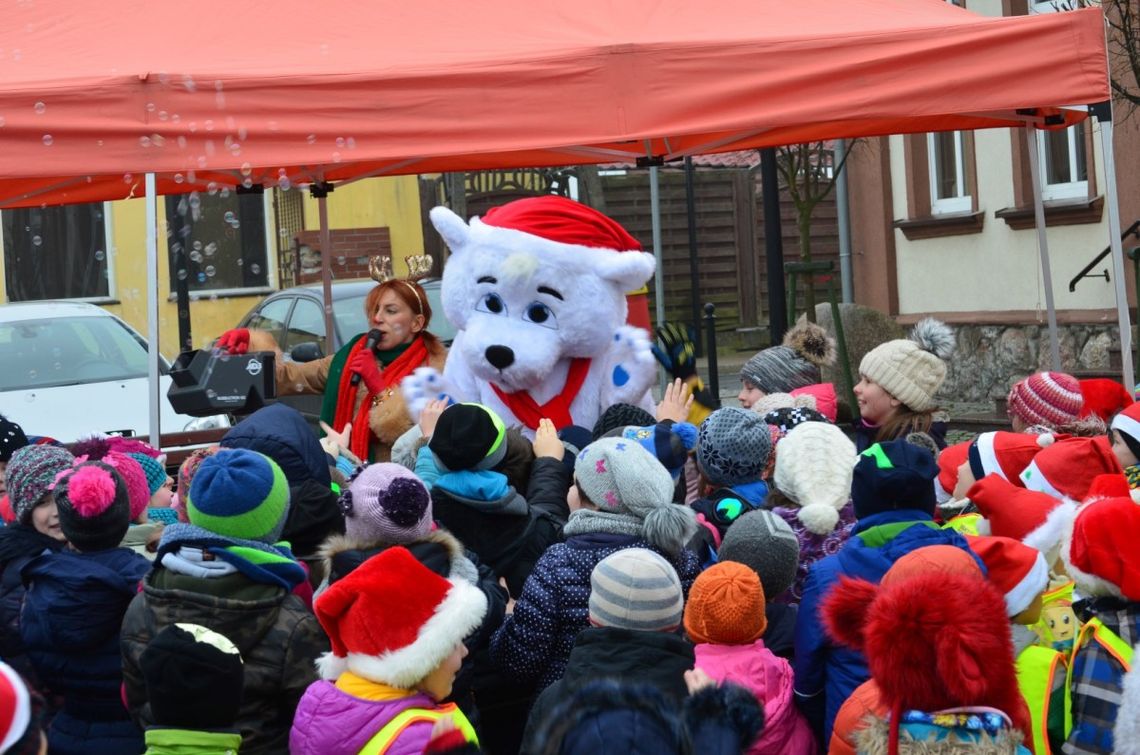 Renifer, niedźwiedź polarny i Mikołaj tańczyli z dziećmi na rynku