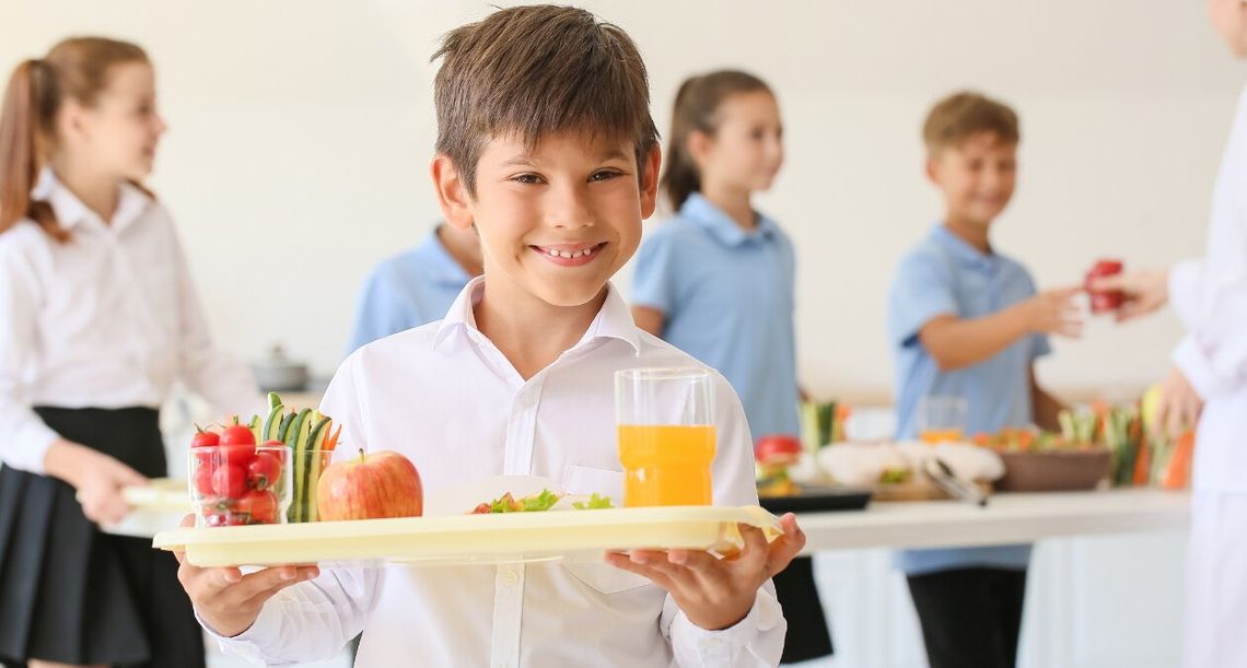 Rewolucja w szkolnych stołówkach i sklepikach. Nowe menu i zmiany od 1 września