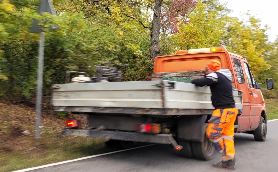 Robi się niebezpiecznie na zerwanym asfalcie - pisze czytelniczka