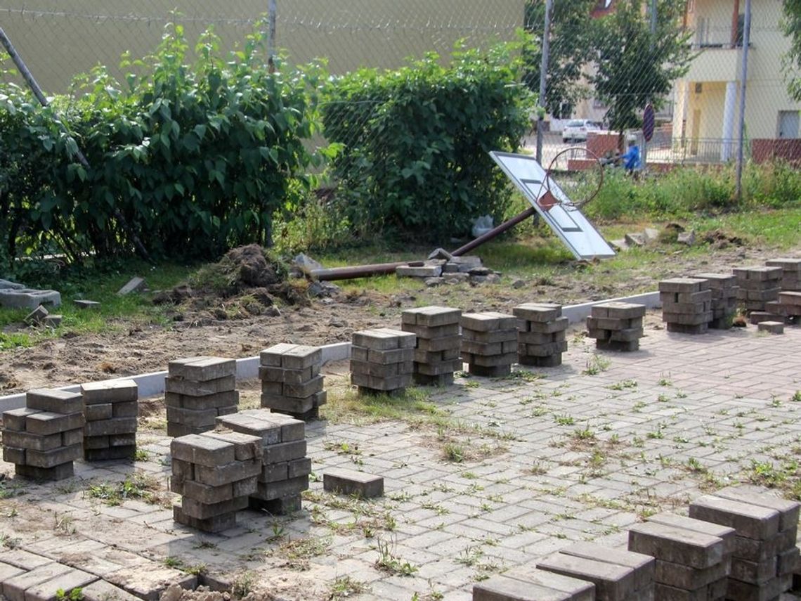 Robią boisko za GDK Robią boisko za GDK