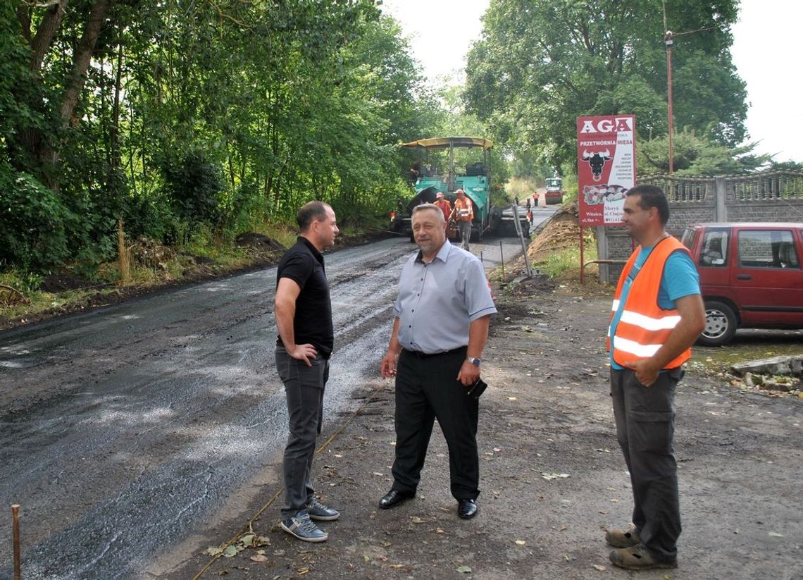 Robią drogi z powiatem