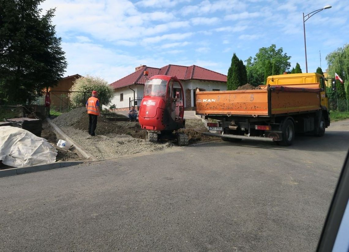 Robią jednocześnie drogę i chodnik za pół miliona Robią jednocześnie drogę i chodnik za pół miliona