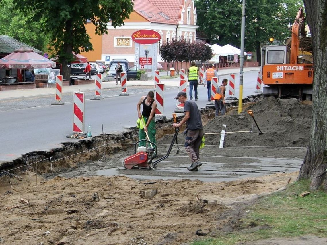 Robią parking i chodniki