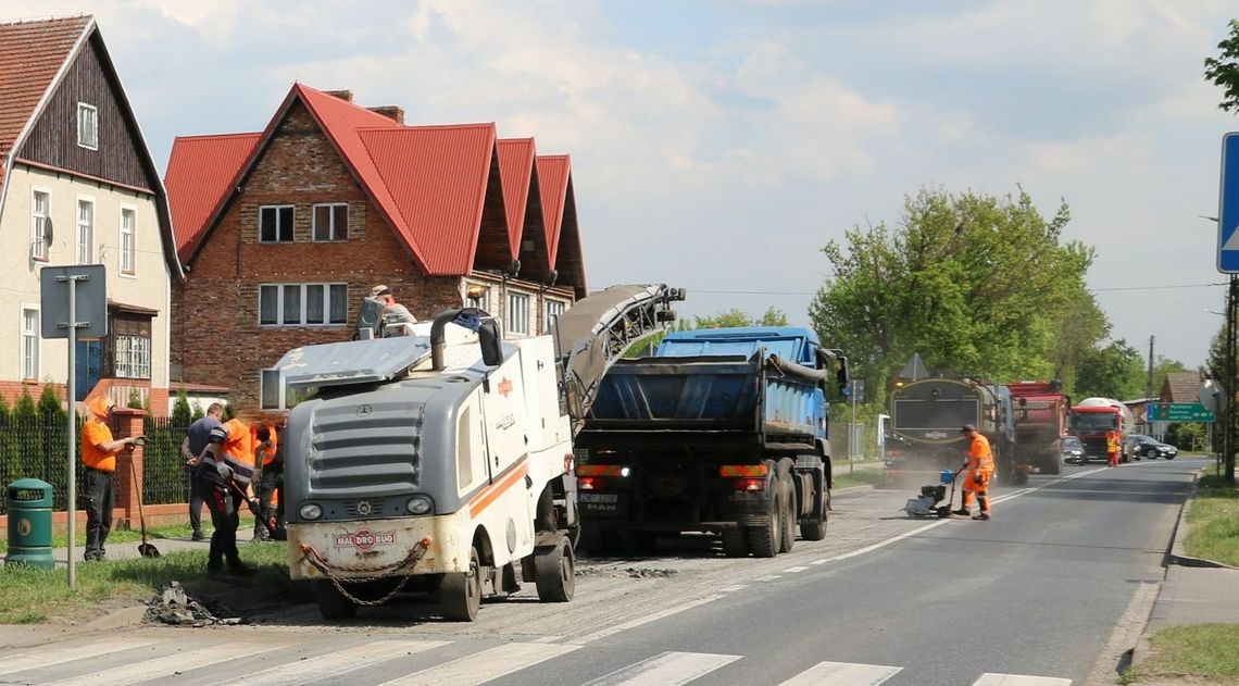 Roboty na drodze. Kierowcy, uważajcie! [ZDJĘCIA]