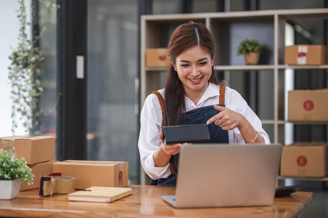 Biorą laptopy swoich dzieci. Spieniężają własność czwartoklasisty