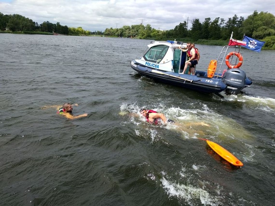 Rodzina w łodzi na rzece zaczęła iść na dno Rodzina w łodzi na rzece zaczęła iść na dno