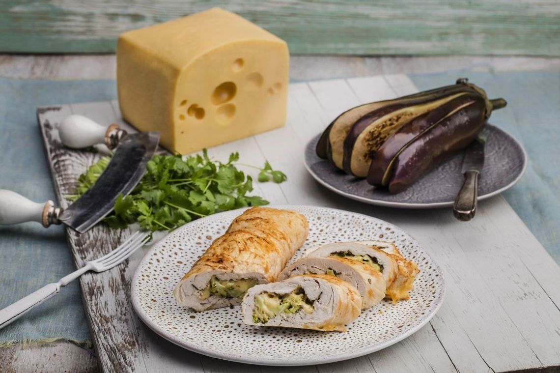 Rolada drobiowa z brokułami i serem żółtym Rolada drobiowa z brokułami i serem żółtym