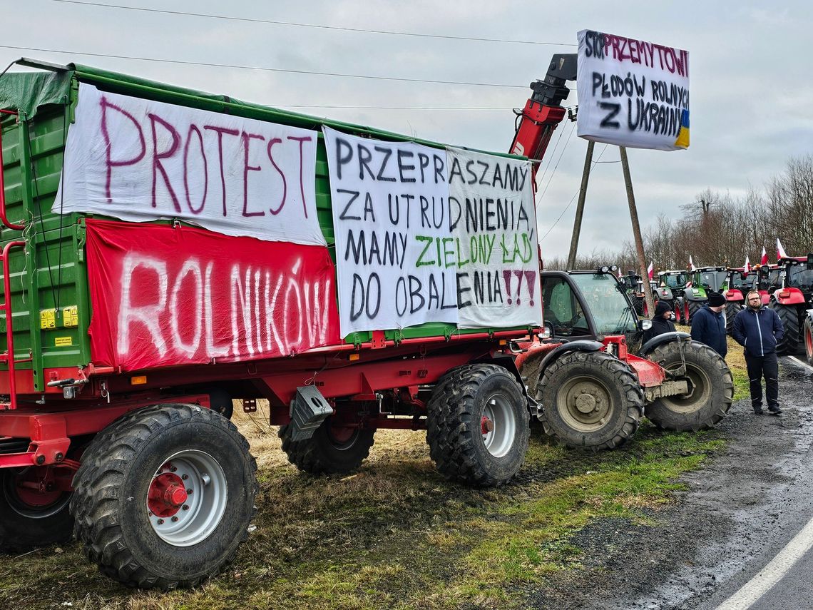 Rolnicy protestują i blokują drogę krajową nr 31 [FOTO, WIDEO]