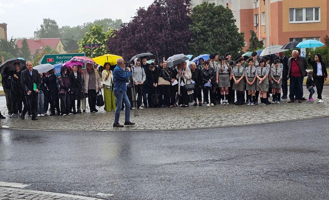 Rondo im. Stanisława Rzeszowskiego uroczyście otwarte w słońcu i deszczu [FILM, FOTO]