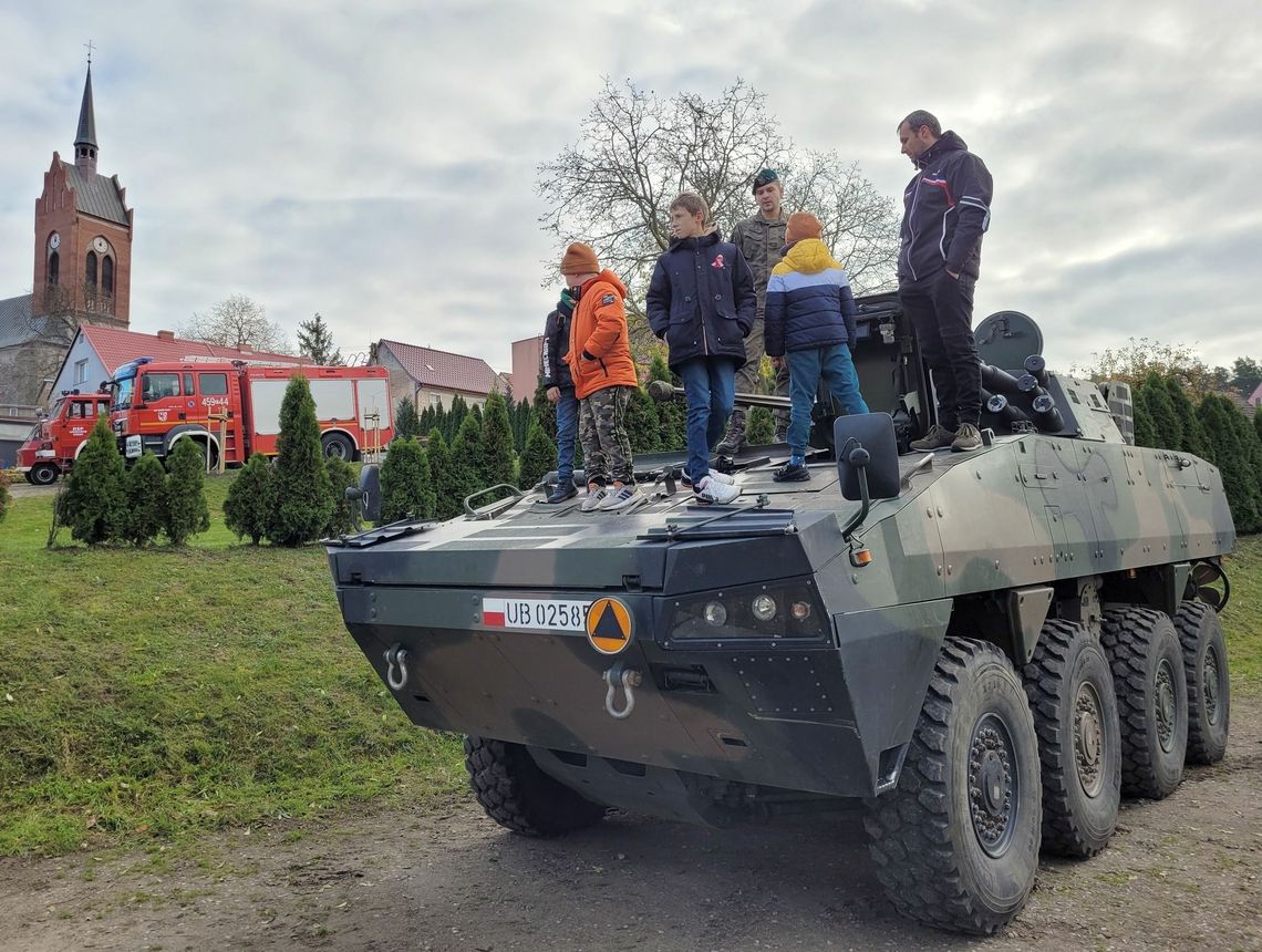 Rosomak był atrakcją. Świętowanie w najdalej na zachód wysuniętym zakątku Polski