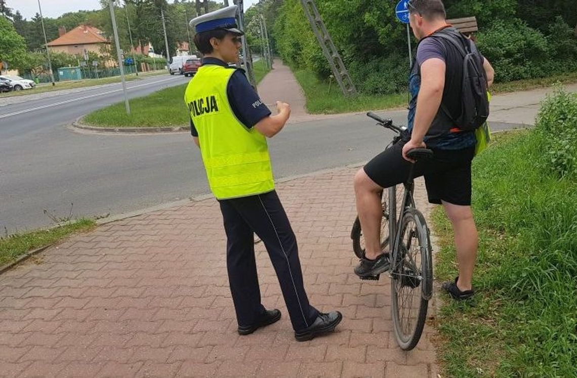 Rowerzysta w wyniku gwałtownego hamowania przed przejściem dla pieszych uderzył w bok przejeżdżającego pojazdu