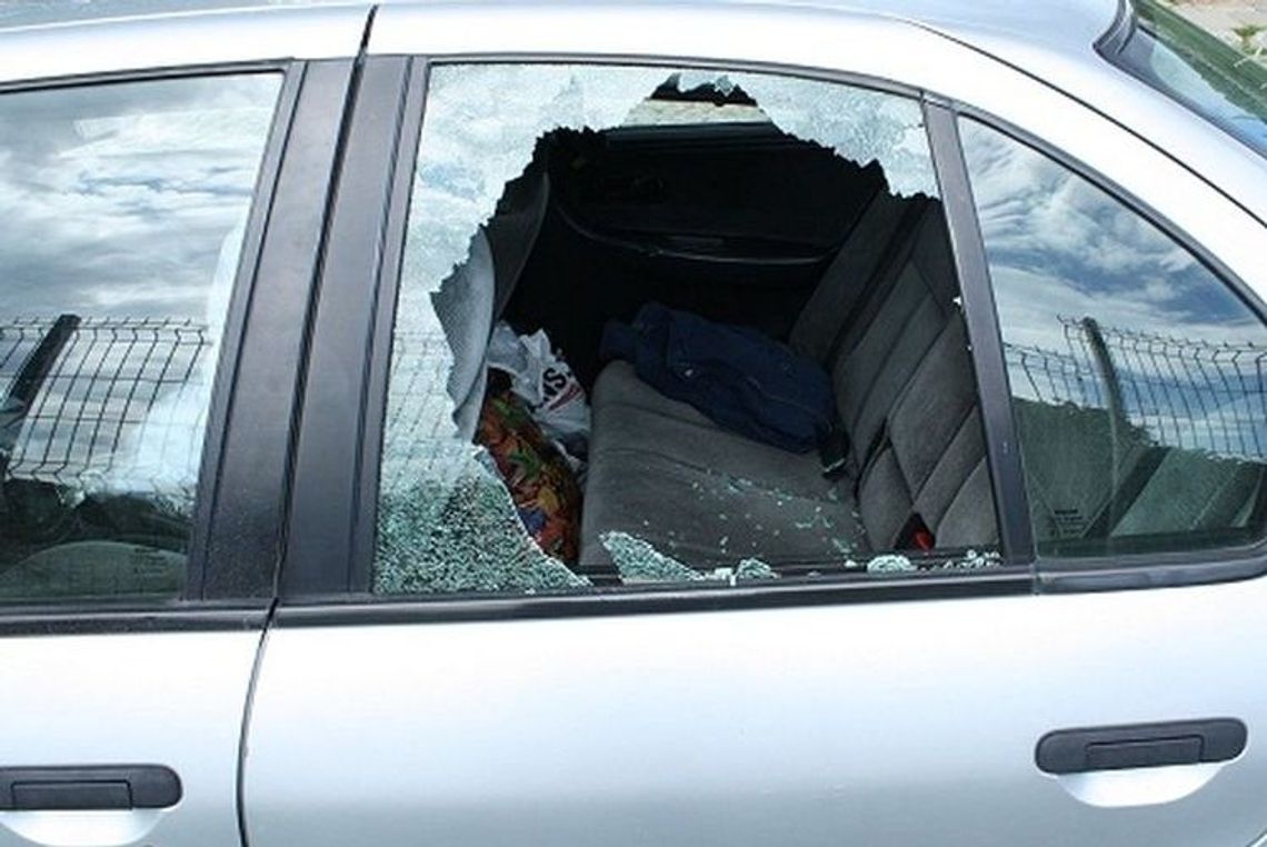 Rozbijają szyby w biały dzień Rozbijają szyby w biały dzień