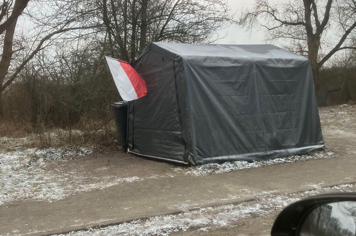 Rozbijanie namiotu na terenie parków krajobrazowych jest przecież zabronione Rozbijanie namiotu na terenie parków krajobrazowych jest przecież zabronione