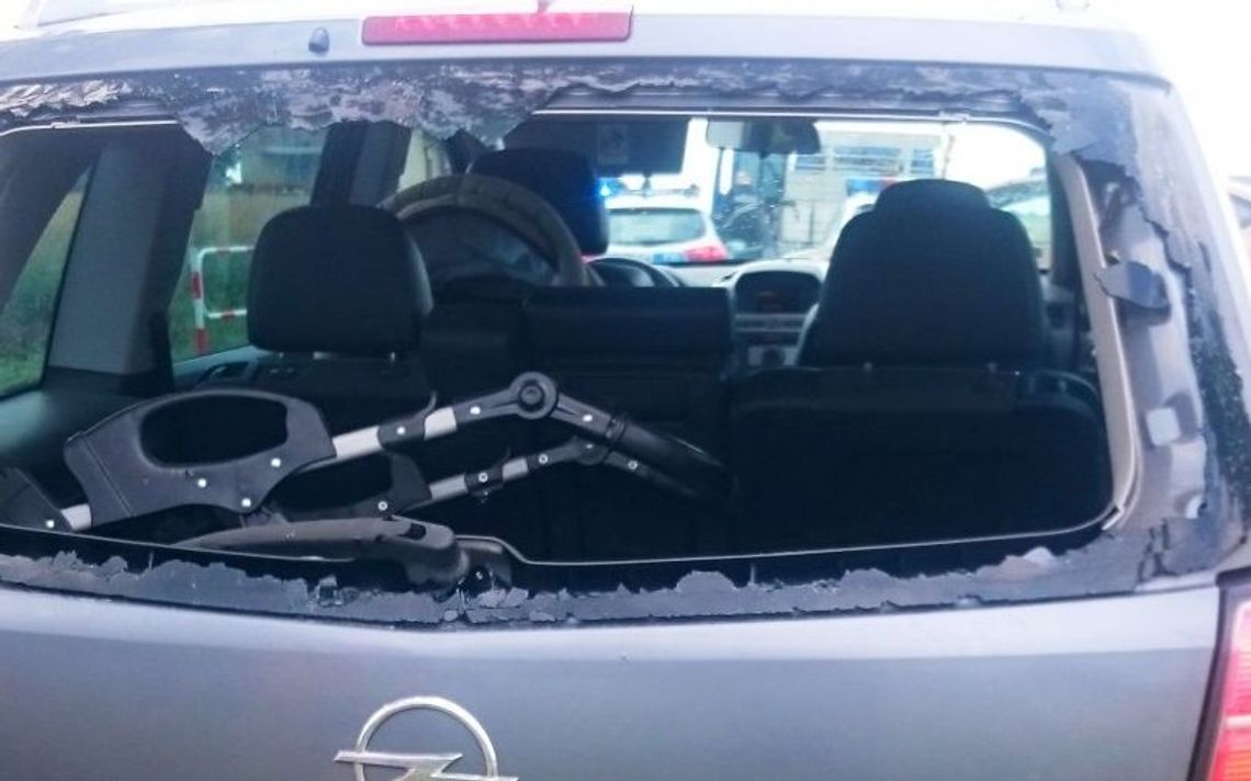 Rozbite auta pod wieżowcami. Policja prosi o pomoc w ustaleniu sprawców Rozbite auta pod wieżowcami. Policja prosi o pomoc w ustaleniu sprawców