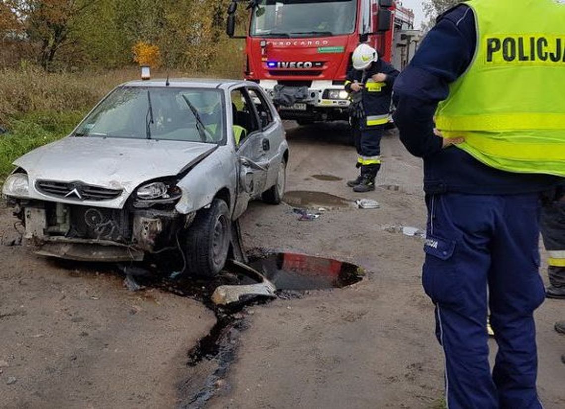Rozbite auto na polnej drodze Rozbite auto na polnej drodze