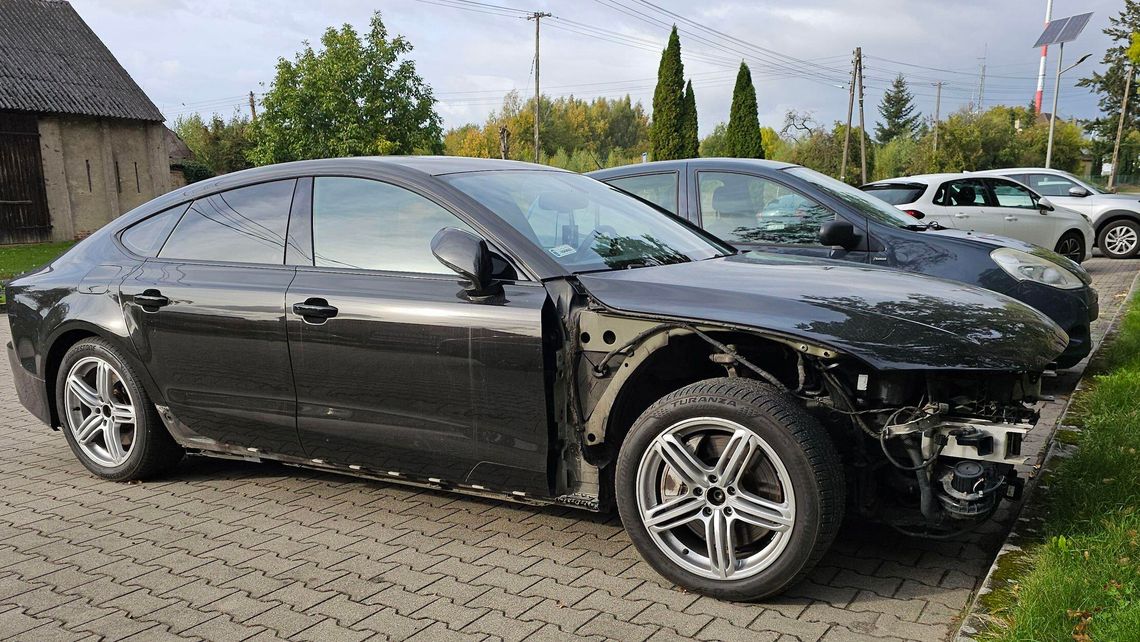 Rozbity samochód blokuje parking przy cmentarzu. Co grozi za pozostawienie uszkodzonego auta?