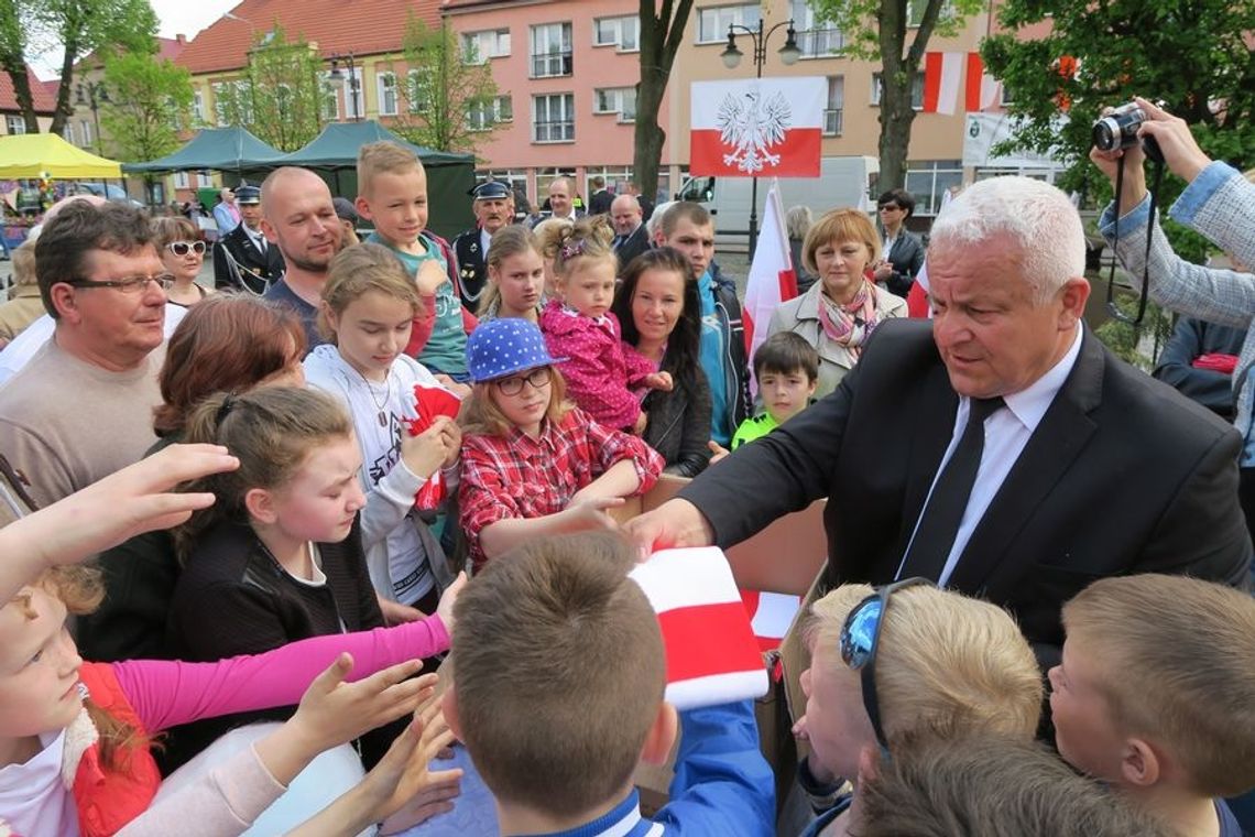 Rozdał 200 flag i tyleż samo szalików w barwach narodowych z orzełkiem Rozdał 200 flag i tyleż samo szalików w barwach narodowych z orzełkiem