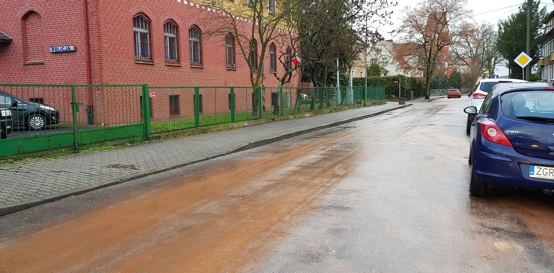 Rozlali paliwo od strony wszystkich wjazdów wkoło siedziby policji