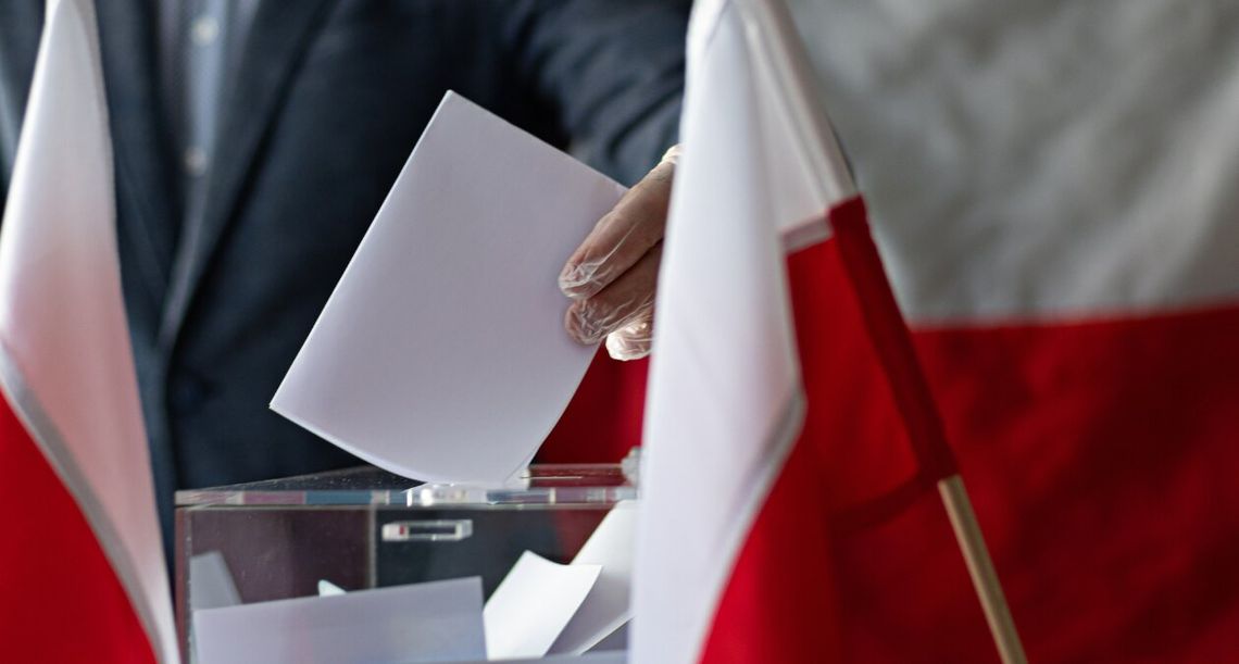 Kaczyński i Morawiecki tracą w najnowszym sondażu CBOS. Konfederacja tuż za plecami dawnego lidera