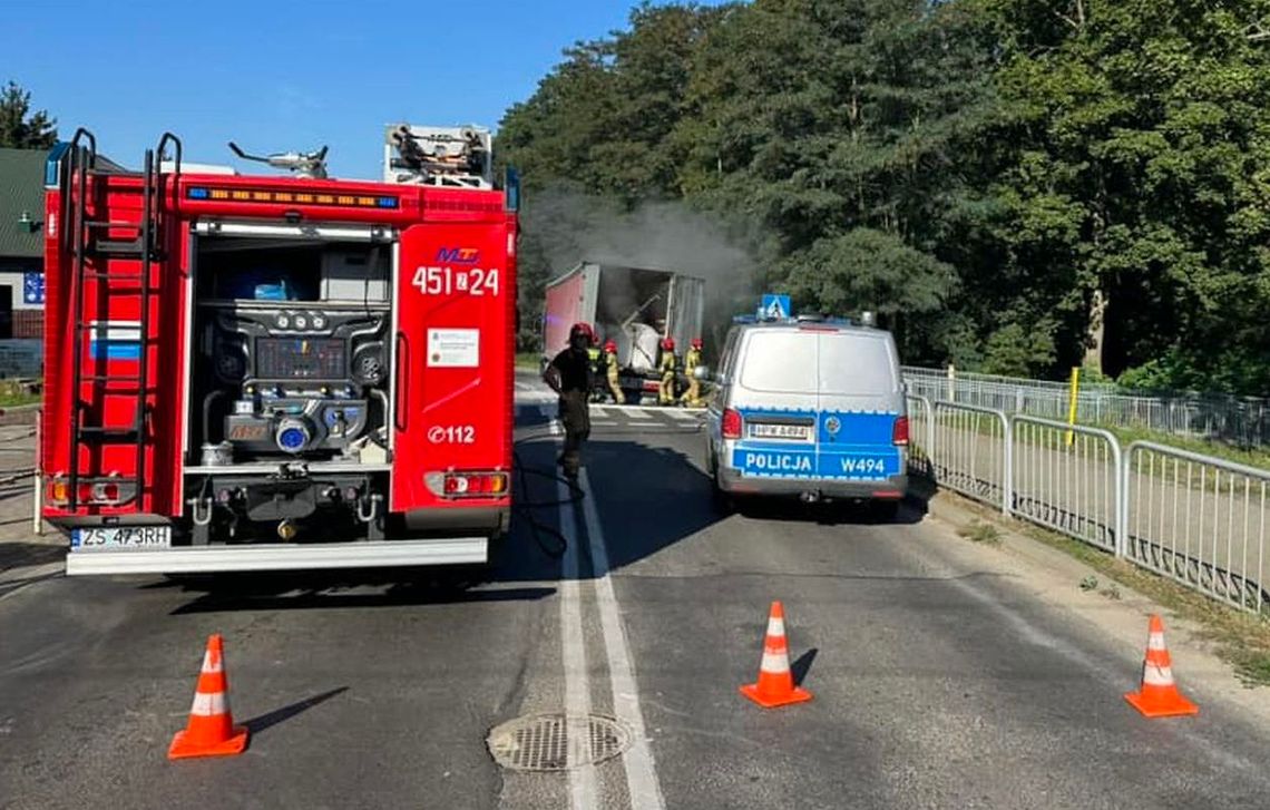 Rozległ się huk, pojawił ogień. Sparaliżowany ruch na przejeździe [ZDJĘCIA]