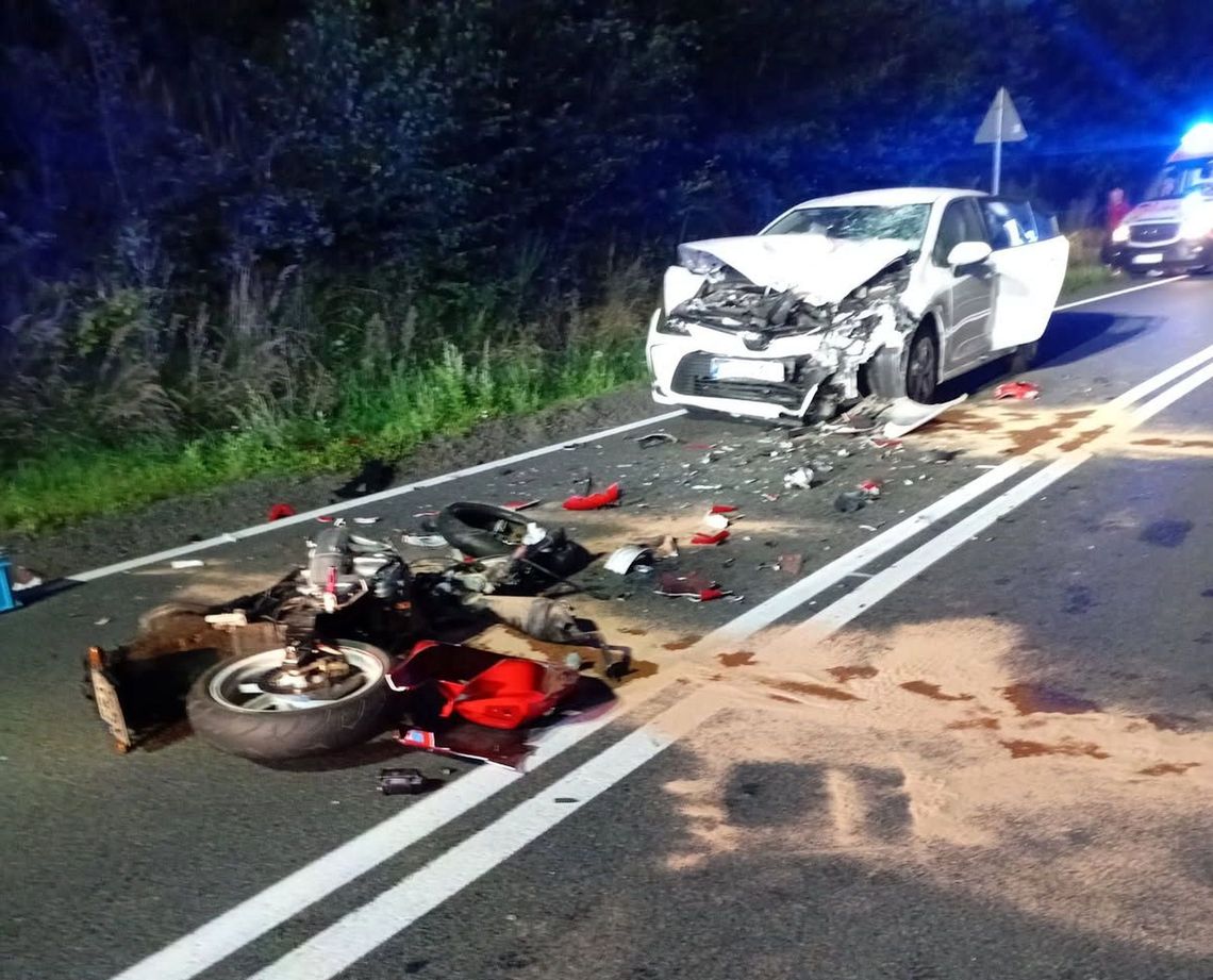 Rozpędzony nastolatek na motocyklu uderzył w jadącą autem