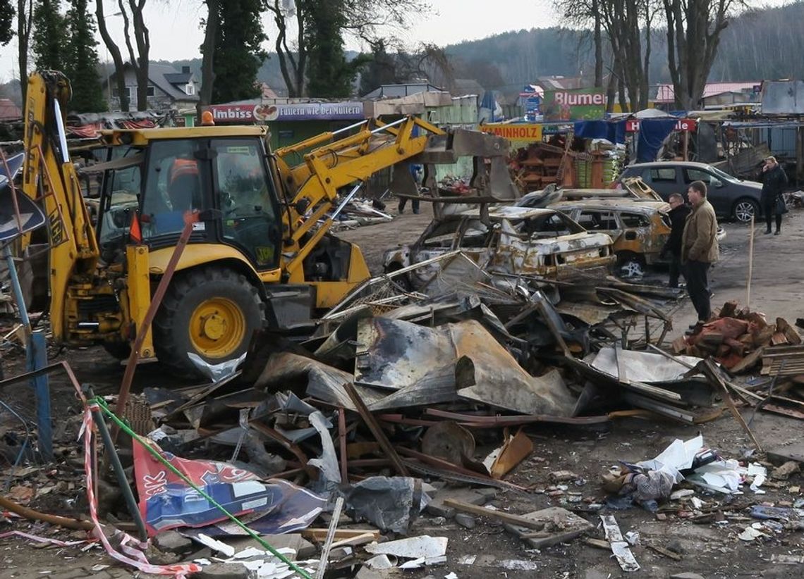 Rozpoczęli prace po katastrofach na targowisku gminnym