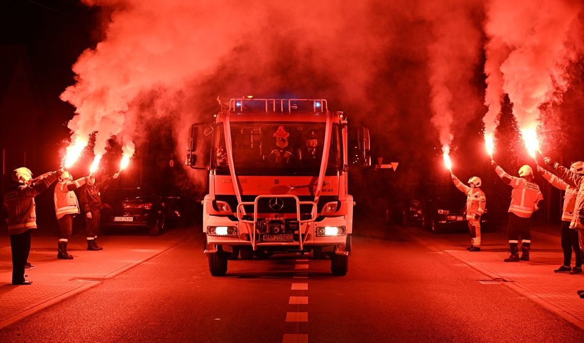 Rozświetlili racami noc i powitali nowy wóz strażacki!