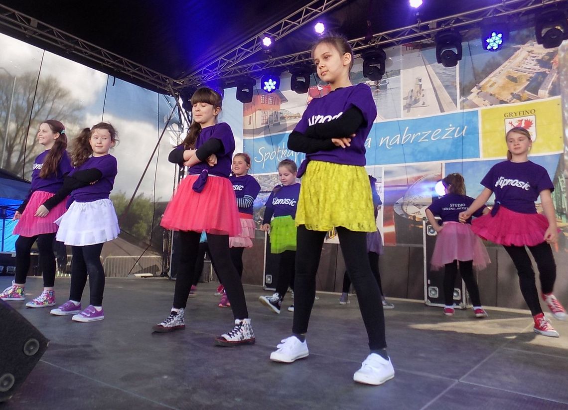 Ruch artystyczny na scenie - fotorelacja z Dni Gryfina Ruch artystyczny na scenie - fotorelacja z Dni Gryfina