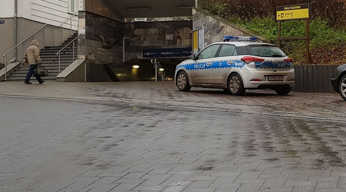 Ruszyli w pościg, zostawiając radiowóz koło podziemnego przejścia Ruszyli w pościg, zostawiając radiowóz koło podziemnego przejścia