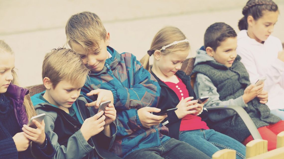 Koniec smartfonów w szkołach. Polska wprowadzi ostre restrykcje, których chce blisko 80 proc. obywateli