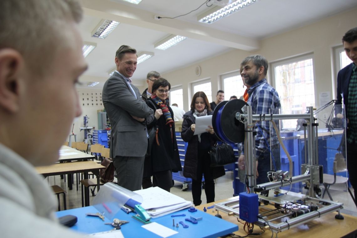 Są pieniądze na wyposażenie pracowni, warsztatów oraz na szkolenia Są pieniądze na wyposażenie pracowni, warsztatów oraz na szkolenia