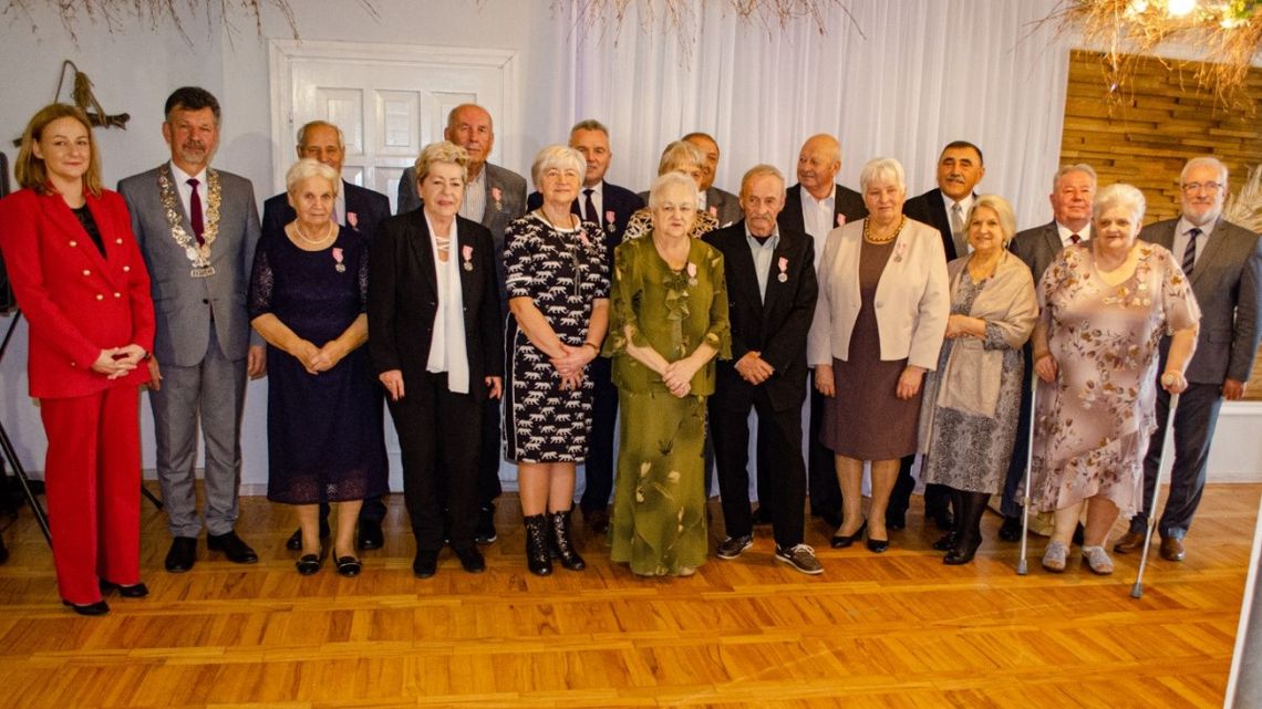 Są razem od 50 lat. Złote pary odznaczono medalami [ZDJĘCIA]