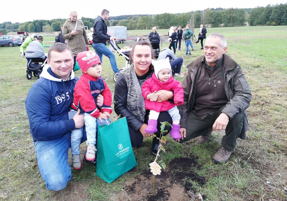 Sadzą drzewka dla pamięci i przyszłości 