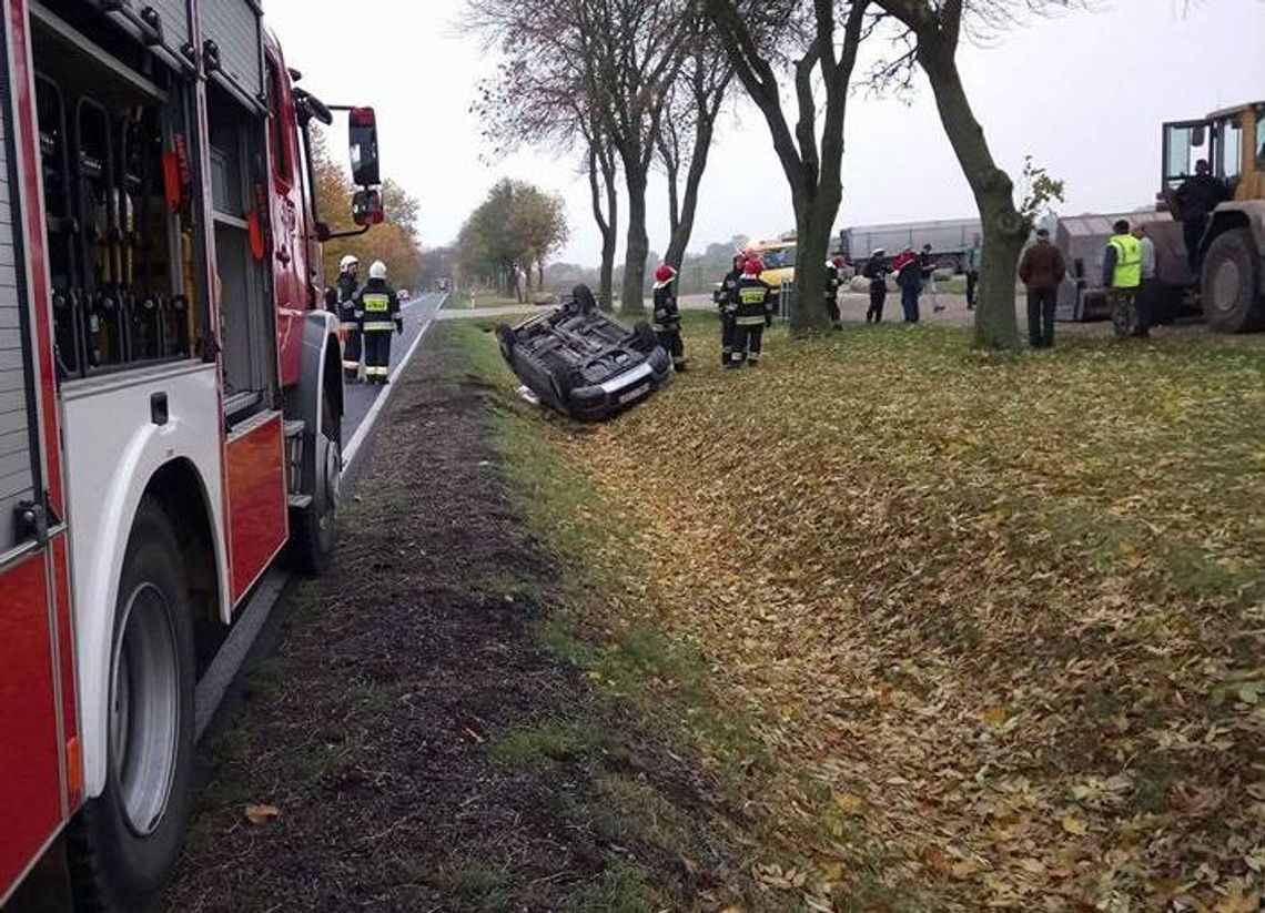 Samochód dachował i wpadł do rowu