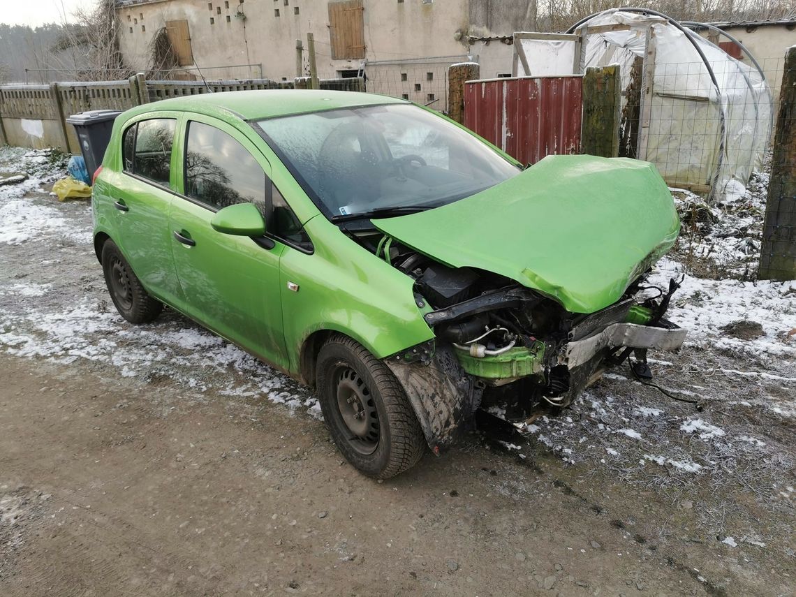 Samochód osobowy zderzył się z ciężarówką Samochód osobowy zderzył się z ciężarówką