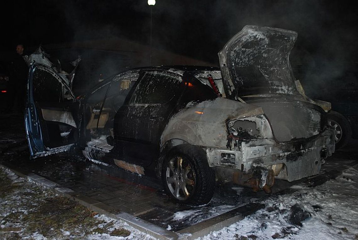 Samochód płonął jak pochodnia Samochód płonął jak pochodnia