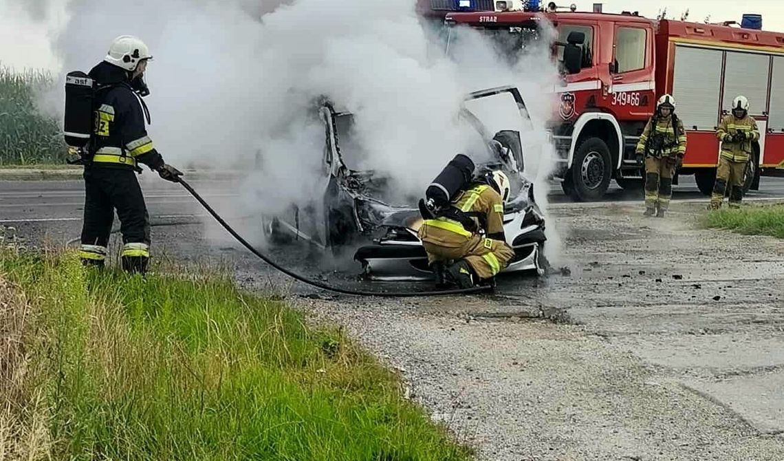 Samochód płonął koło Zalando. Mandat za gaszenie gaśnicą?