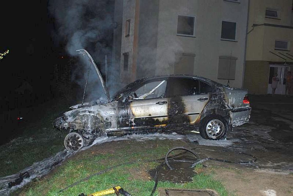 Samochód spłonął nad ranem Samochód spłonął nad ranem