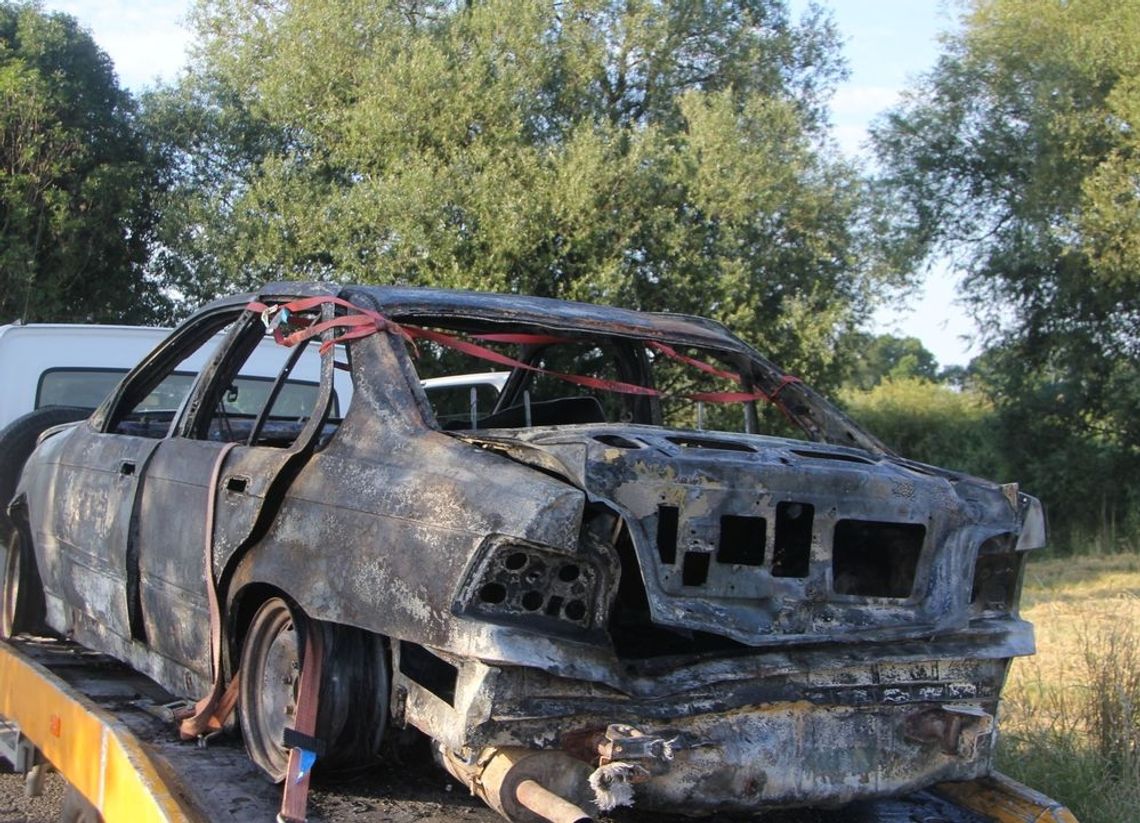 Samochód stanął w płomieniach Samochód stanął w płomieniach