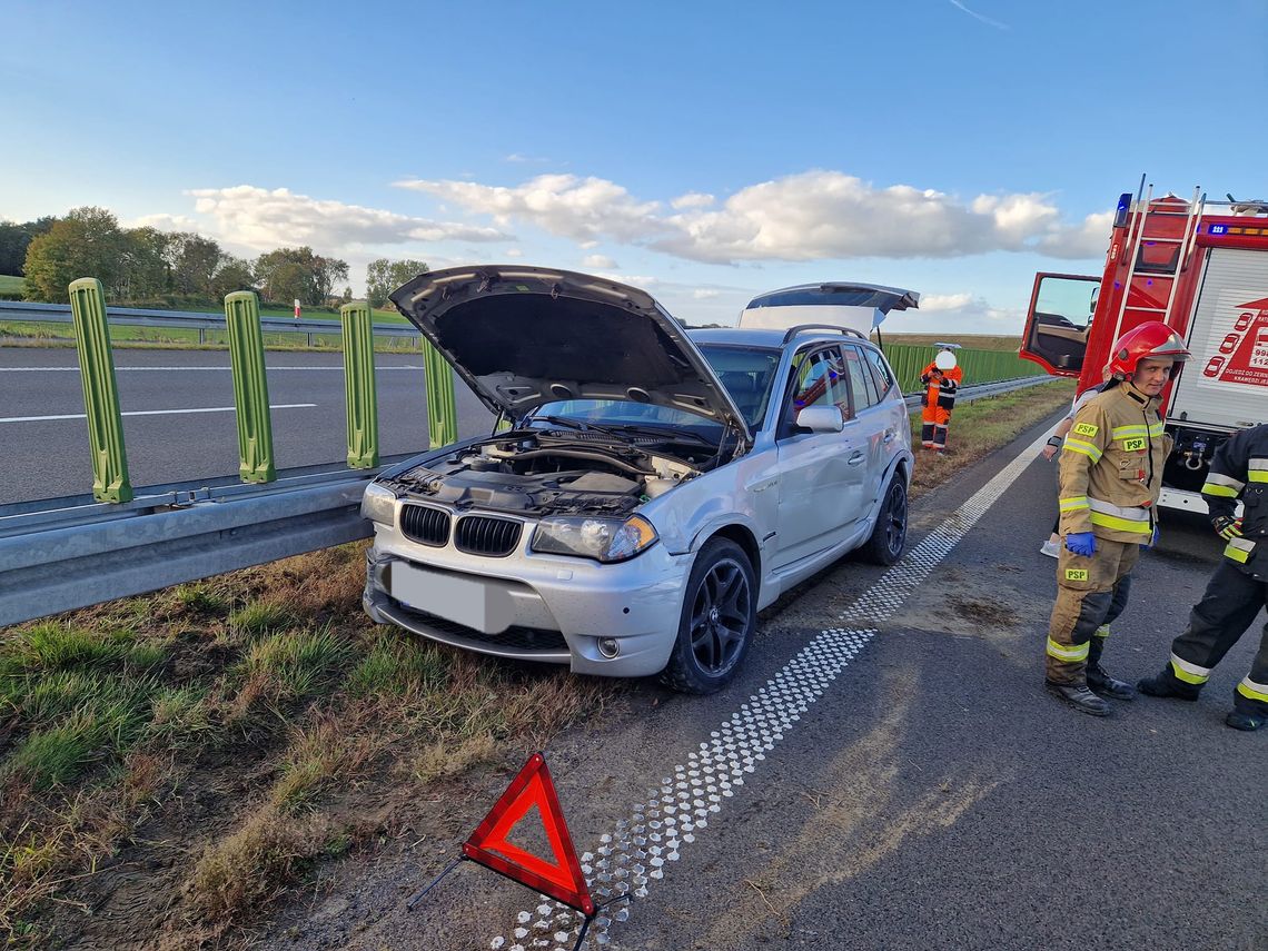 Samochód uderzył w barierki. Jedna osoba została ranna