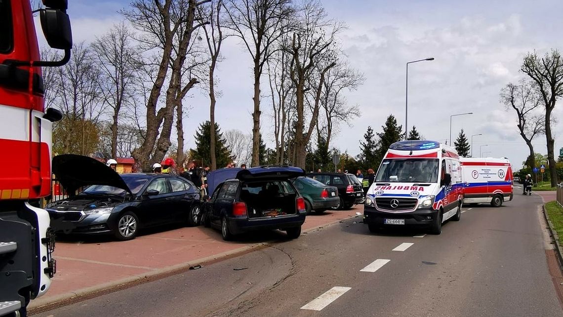 Samochód uderzył w ludzi na chodniku. Wypadek z udziałem trzech aut