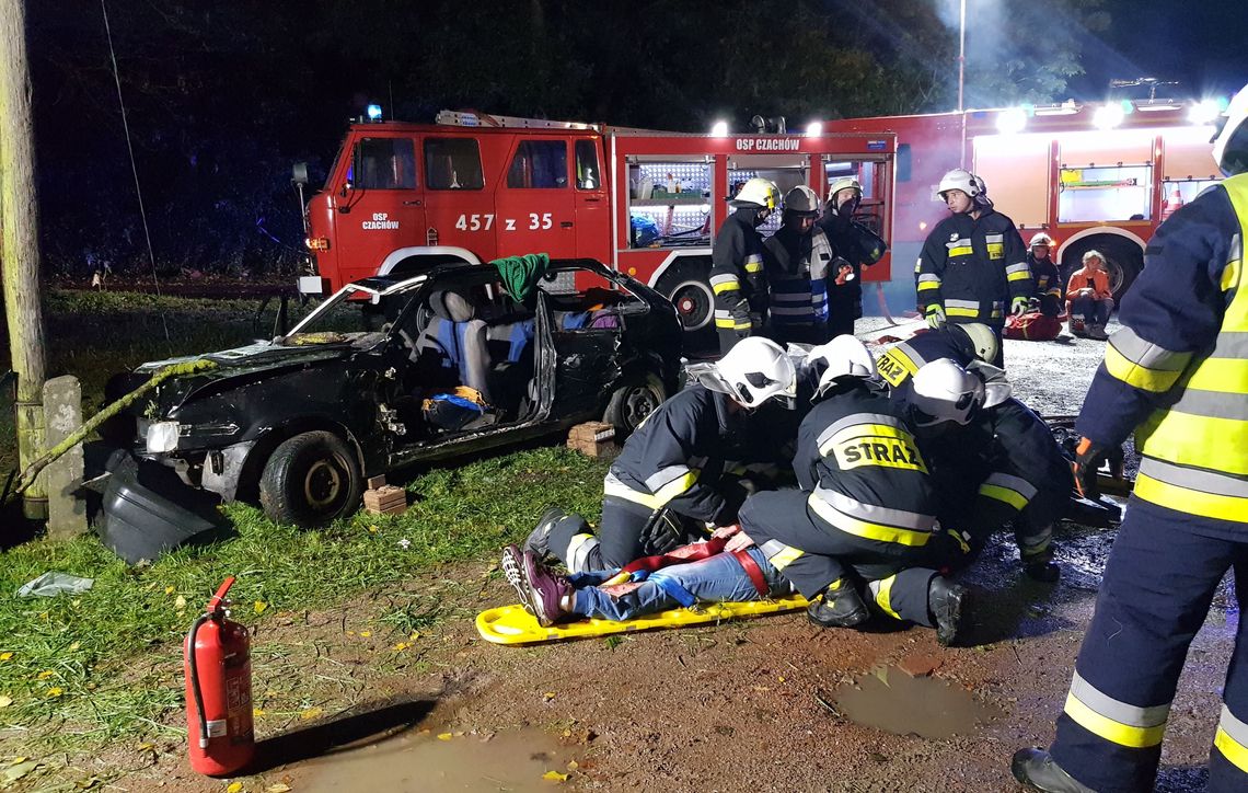 Samochód uderzył w słup. Akcja strażaków [ZDJĘCIA, FILM]